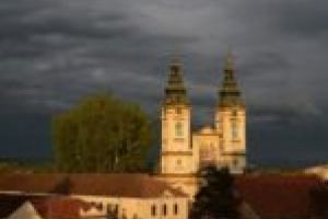 Slujbe în aer liber! La Biserica „Adormirea Maicii Domnului” din Lugoj sărutatul icoanelor va fi înlocuit cu o închinăciune