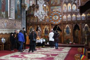 Împărtăşirea credincioşilor, amânată. Biserica nu ia în calcul folosirea linguriţelor de plastic