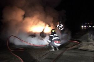 Maşina unui poliţist de frontieră din Botoşani, incendiată în curtea casei sale