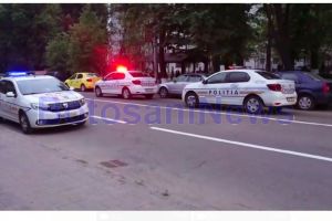 VIDEO & FOTO Scandal puternic într-un apartament din Botoşani. Un tată, care avea interdicţia de a se apropia de familie, şi-a rănit fiul. Patru maşini de Poliţie au ajuns la faţa locului