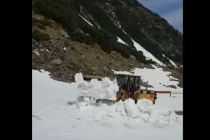 VIDEO| A început deszăpezirea pe DN7C Transfăgărăşan: În unele locuri, stratul de zăpadă depăşeşte şase metri. Circulaţia se va deschide pe 1 iulie