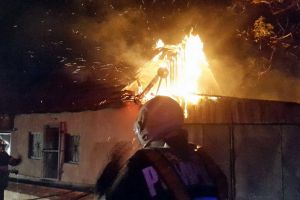 Incendiu la o casă din Răbăgani, provocat de o defecţiune electrică (FOTO)