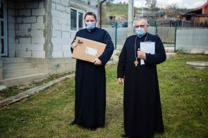 Laptop-uri dăruite de Parohia Ortodoxă Bilbor unor absolvenţi din localitate