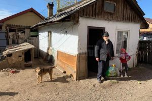 O fetiţă de doar şase ani, care trăieşte în mari lipsuri, ajutată cu alimente şi ...