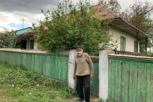 Un bărbat din Mihoveni trăieşte într-o sărăcie lucie, cu un venit lunar de 142 de lei