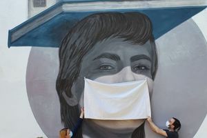 Picturile murale din Braşov „poartă” mască (FOTO)
