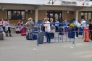FOTO. Peste 100 de oameni au plecat cu trenul în Austria în plină pandemie. „Mai teamă mi-e că mor de foame decât că mă îmbolnăvesc de coronavirus”