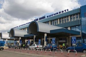 Purtarea măştilor de protecţie şi păstrarea unei distanţe fizice de 1 metru sunt obligatorii pe Aeroportul Otopeni
