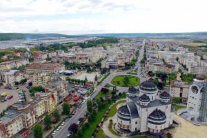 ORAŞ MIC, LUME MULTĂ