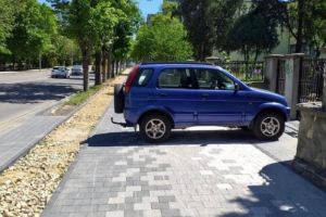 Se intampla in Constanta. Autoturism parcat pe trotuarul proaspat reabilitat de pe bulevardul Tomis (galerie foto)