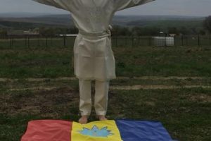 Acţiune de protest al unui botoşănean faţă de măsurile abuzive luate de autorităţi în ultimele luni. „Mă voi comporta la fel de paşnic ca şi la cele 5 proteste”