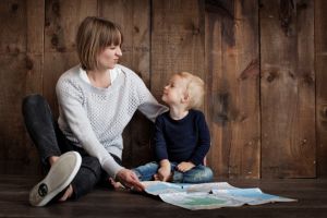 O nouă lege: părinţii pot solicita zile libere pentru supravegherea copiilor, dacă aceşti au sub 12 ani
