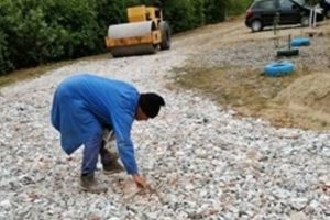 Cititor TION, despre două drumuri din Moşniţa Nouă: „Pietruire cu deşeuri. Ne distrugem maşinile”