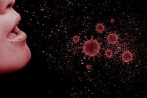 Studiu nou: Micropicăturile de salivă, provenite din vorbire, rămân în aer mai mult de 10 minute în spaţii închise
