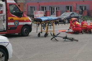Biciclist inconştient după ce a fost lovit de o maşină pe strada Libertăţii (FOTO)