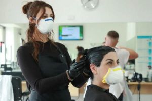 Cum vor fi primiţi clienţii la frizeriile şi saloanele de înfrumuseţare din Sibiu – Este record de programări