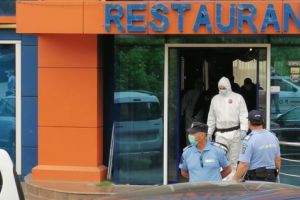 AMENINŢA CĂ SE ARUNCĂ DE PE ACOPERIŞUL HOTELULUI