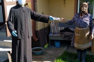 Măşti oferite credincioşilor  din Aluniş şi Vălenii de Mureş