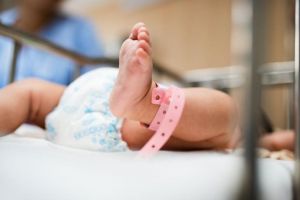Cel mai mic pacient vindecat de coronavirus la Sibiu – Un bebeluş de 17 zile