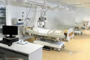 O tânără diagnosticată cu COVID-19 a născut două fetiţe gemene la Spitalul Judeţean din Sfântu Gheorghe
