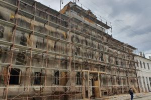 După ani de paragină, pregătiri şi negocieri, a început reabilitarea faţadei clădirii Filarmonicii de Stat din Oradea