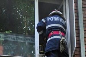 Femeie salvată de pompieri după apelul 112 al unei vecine