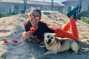 A primit numele Hero“ si o medalie: Un catel a alergat 80 de kilometri alaturi de Carmina Capitanu la ultramaratonul Autism 24 h Marea Neagra“ (galerie foto)   
