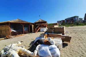 Constanteanul suparat: Dupa scandalul beach-bar-urilor ridicate ilegal, locuitorii din Faleza Nord cer sa fie consultati in legatura cu amenajarile de pe plaja