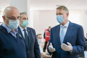 Din 15 mai masca e obligatorie în spaţii închise şi izolare la domiciliu pentru oersoanele ce vin din străinătate
