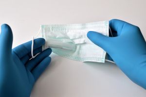 STARE DE ALERTĂ. Masca se poartă obligatoriu în spaţiile închise