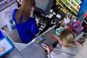 Metoda prin care indivizi ascunşi în spatele măştilor au înşelat casieriţa unui magazin din Bistriţa (VIDEO)