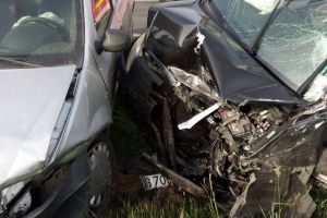 Accident în lanţ, în Timiş, între un TIR şi două maşini. Un şofer a rămas încarcerat