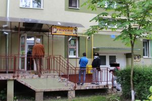 Cozi până în stradă la frizeriile de cartier din Bistriţa. S-au trezit cu noaptea în cap să se tundă