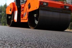 Trafic restricţionat pe Valea Oltului – Se toarnă asfalt la Câineni