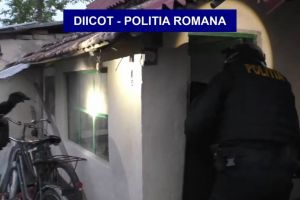 Tânăra bănuită de conexiuni cu teroriştii a fost reţinută pentru 24 de ore