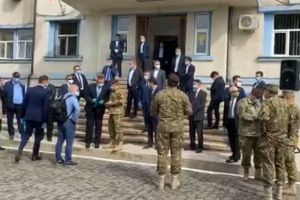 FOTO, LIVE VIDEO| Premierul Ludovic Orban şi miniştrii, vizită la Fabrica de Arme Cugir: Întâlnire pentru relansarea industriei de apărare şi contracte cu Armata Română, pentru armament