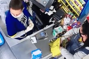 VIDEO. Vânzătoare înşelată cu sume mari de bani. Hoaţele au profitat de măştile de protecţie