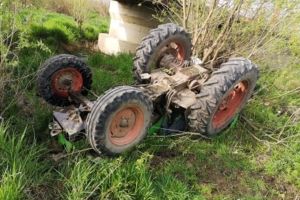 Tragedie în comuna Joseni. Un tânăr a murit strivit sub tractor