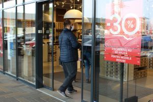 S-au redeschis magazinele din centrele comerciale ale Bistriţei. Masca, obligatorie