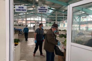 Mască şi mănuşi de protecţie, precum şi folie pe produsele expuse, obligatorii pentru ...