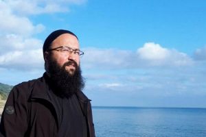 Pr. Visarion Alexa: „Vă invit să revenim cu picioarele pe pământ şi cu inima în Cer!”