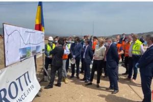 FOTO, LIVE VIDEO| Premierul Orban şi Ministrul Transporturilor, vizită pe şantierul autostrăzii Sebeş-Turda, lotul 1