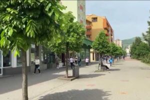 VIDEO| Prima zi de relaxare în Alba Iulia: Oamenii încep să iasă la plimbare, iar magazinele se pregătesc să-şi redeschidă uşile pentru clienţi