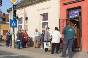 „Dezlegare” la tuns – Sibienii s-au îngrămădit la coadă la o frizerie de lângă Piaţa Cibin