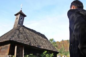 Preoţii fac slujbe în curţile bisericilor, în stare de alertă: credincioşii trebuie să poarte mască de protecţie şi să păstreze distanţa socială. Recomandările Patriarhiei