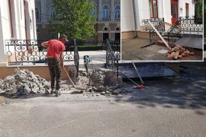 Treptele neputinţei: Muncitorii tocmiţi de CJ Bihor nu sunt în sare să repare scările de la Muzeul Ady Endre (FOTO)