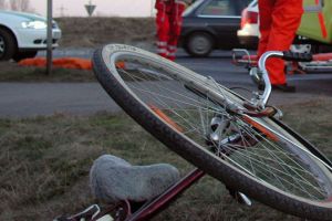 Accident grav în judeţ. Biciclist lovit în plin de o maşină