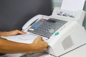 Emil Boc: De luni voi desfiinţa faxul în primărie, nu mai există instituţia faxului
