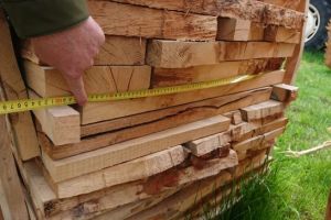 O societate din Râşnov a fost sancţionată de poliţişti pentru că deţinea material lemnos fără documente legale (FOTO+VIDEO)