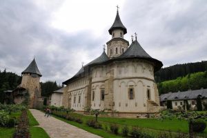 31 de călugări de la Mănăstirea Putna, pozitivi la Covid-19, iar 72, negativi, în urma ...